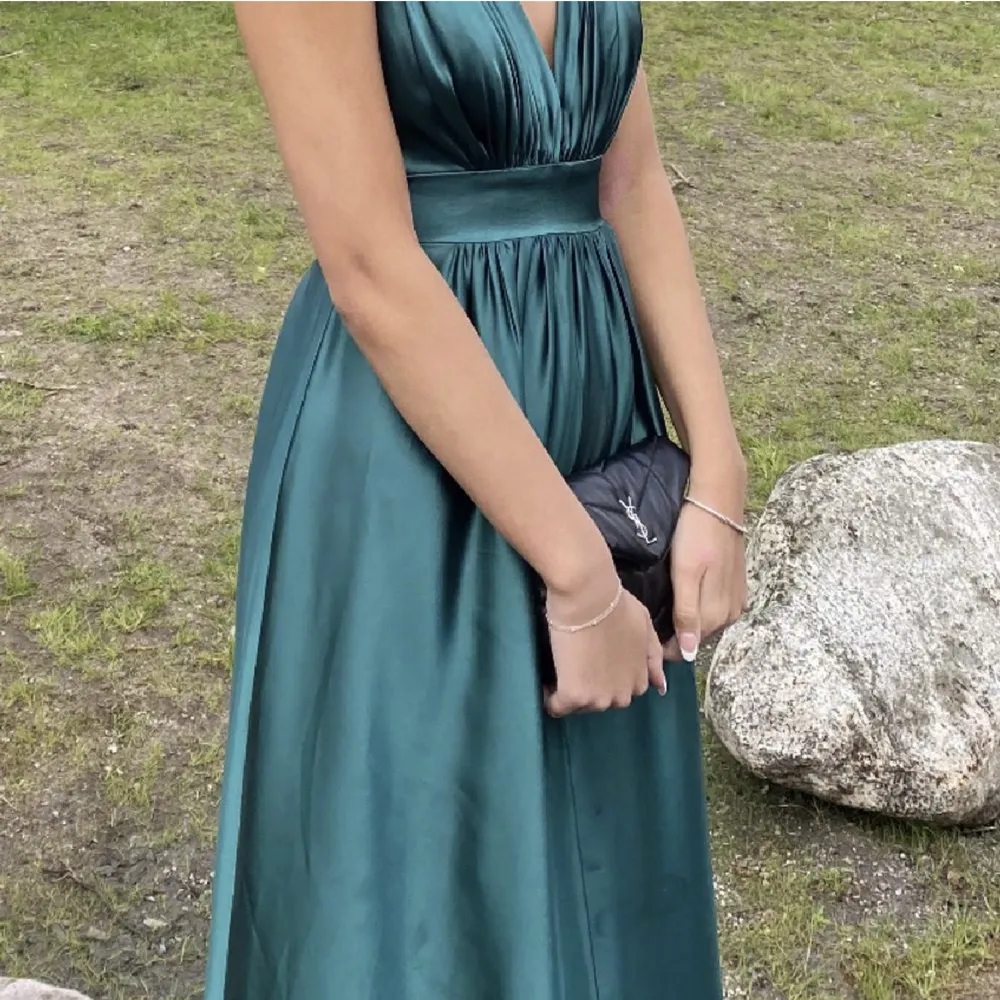 Säljer nu min lilla lolou puffer clutch. Endast använd en gång på min bal. Inga defekter! Super fin och man får plats med telefon, läppstift osv💕💕äkthetbevis och allt på bilden medföljer! Nypris: 8850kr. Laukut & Käsilaukut.