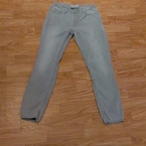 Ett par lågmidjade byxer. Aldrig använda. - Storlek 146, super soft, skinny fit ljus gråa och mörk grå på insidan.