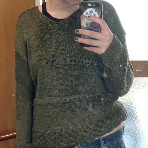 Långärmad tröja - Jätte fin lite genomskinlig långärmad tröja i bra skick. Köpt på secondhand, ingen lapp från vart den är ifrån. 