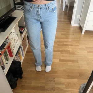 Zara jeans  - Blå jeans ifrån zara i storlek 42. Jag är 173 och de är jag som har på mig jeansen på bilderna☺️