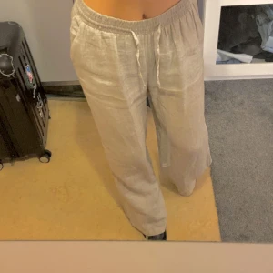 Linnebyxor  - fina linnebyxor från ginatricot i storlek 38. Perfekta till sommaren!!