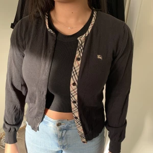 Äkta Burberry kofta i stl M - Burberry kofta i stl M 