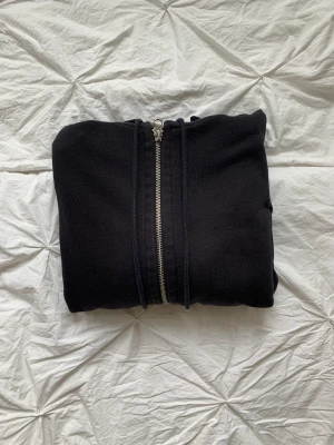 Svart flis - En svart flis från H&M, fint skick🤍