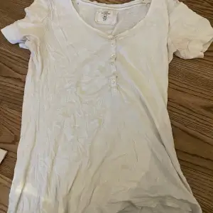 En fin vit tröja med en y2k stil. Jätte skönt material 