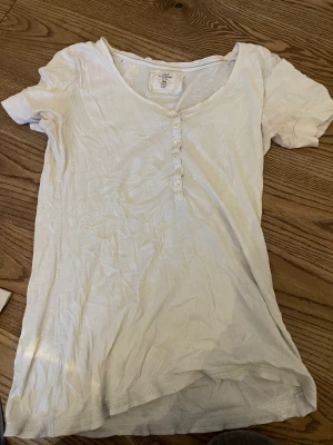 Vit tröja - En fin vit tröja med en y2k stil. Jätte skönt material 