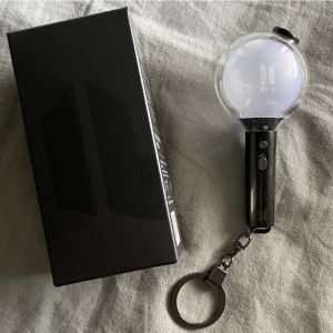 officiell army bomb keyring - köpt från imusic för 374 kr + frakt, säljer nu för 300 kr. helt nytt skick då jag precis köpte den 😅