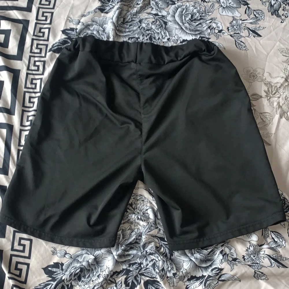 Köpte denna shorts för 3-4 månader sen, har använt den 1 gång så kände att jag ville ha bort den från garderoben.. Shorts.