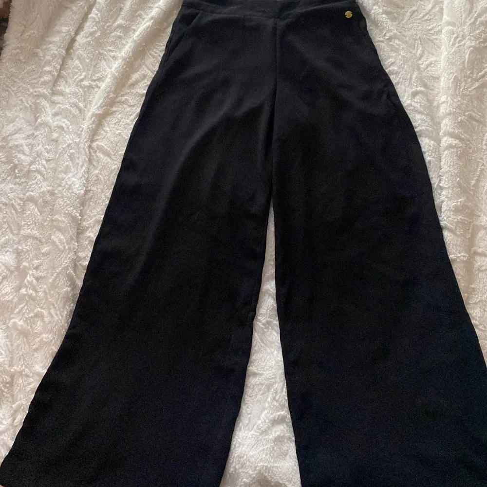 Vida kostymbyxor från Pernilla Wahlgrens kollektion på Gekås Ullared, helt oanvända då dem var för korta i benen på mig som är 175 cm. Strl 38. 150kr. . Jeans & Byxor.