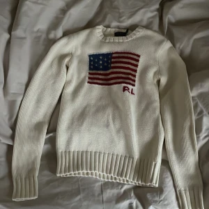 Ralph Lauren tröja - säljer min jättefina ralph lauren tröja då den har blivit för liten! har sett jättemånga som har på sig denhär! den är helt i nyskick! orginalpris runt 1400kr!