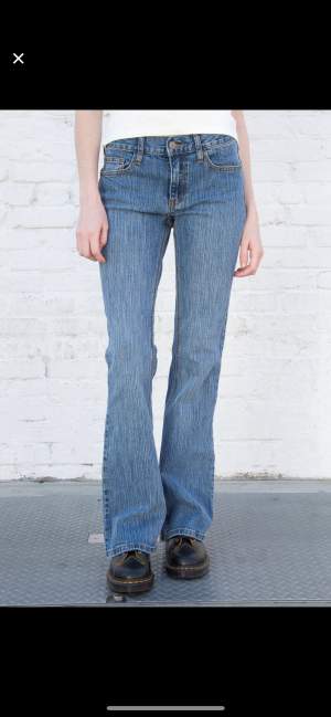 Brielle 90s, dom är en jätte populär jeans från brandy men så tyvärr den passar inte mig längre och kom ej till användning. Till ändring på midja typ2-3cm minskning och lite slitna i benen(i bild 2)men den är ändå i bra skick. Köpt för 42€ exklusive frakt