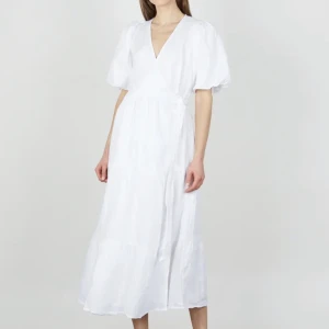 Faithfull the brand - Drömmig sommarkläning från Faithfull the brand. Strl: S. Färg: vit. Skick: Helt ny, oanvänd. Inköpt för 3300kr. Säljer för: 1400kr. Material: 100% linne. Innertyg: 100% rayon. 