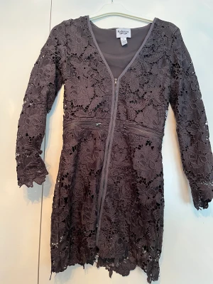 Spetsklänning Rebecca Stella by Nelly  - Fin spetsklänning från Rebecca Stella by Nelly! Använd 1 gång! Dragkedjan går att dra ned hela vägen!