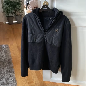 J.Lindberg Perry Hybrid Hood Jacket - Hej! Jag gör en intressekoll på min jacka. Den är in princip oanvänd bara använd 1-2 gånger. Kollar vad folk vill ge för den inte passar min stil. Ni kan skicka bud om ni vill men inte under 1900kr. Nypris:3400kr  Tveka inte på att ställa frågor