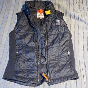 Parajumper väst - Säljer min parajumper väst då den är använd ett fåtal gånger 