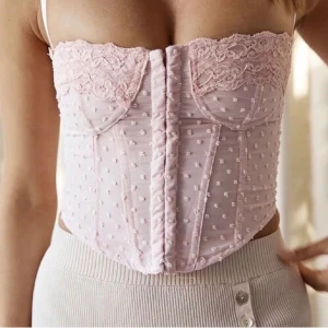 Korsett - Rosa korsett från chiquelle 💛 använd 2 gånger och nypris var 400kr, den säljs inte längre på hemsidan. Skriv för fler bilder osv 💗