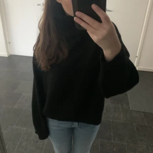 Svart tröja  - Jätte snygg svart tröja med polokrage från HM, säljer då den inte kommer till användning. I storlek S💕
