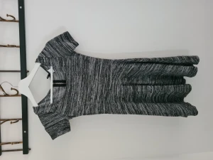 Klänning - Fin klänning stl xs. Lite utsväng och blixtlås i bak.  Fint skick