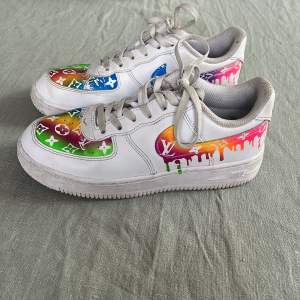 Säljer mina custom air force 1s. Str 35. Köpta för ett år sedan och i fint skick och jätte lite använda. 