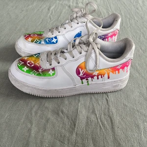 Custom air force 1 - Säljer mina custom air force 1s. Str 35. Köpta för ett år sedan och i fint skick och jätte lite använda. 