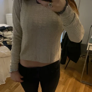 Gullig topp - Jätte söt teöja som aldrig kommit till användning ! Den är i bölldigt mjukt stickat material 💓