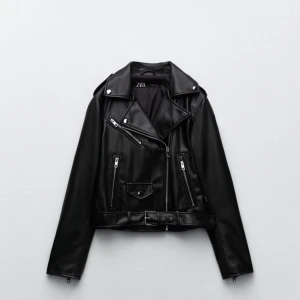 Zara skinnjacka - Inköpt förra året på zara. Nästan aldrig använd och är därför nyskick. Kom privat för fler bilder💕 Nypris: 559