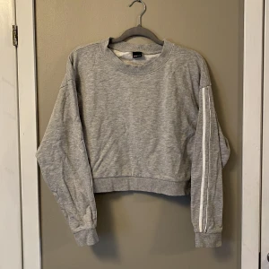 gina sweatshirt  - begagnad grå gina tricot sweatshirt  nypris 250:- vid intresse kan fler bilder skickas 