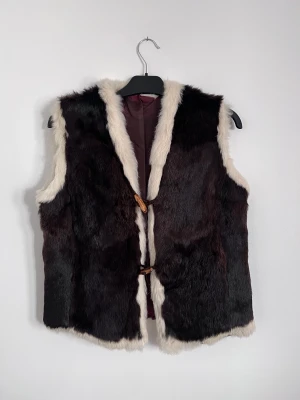 Väst  - Superfin pälsväst  Storlek 44 men den är liten i storleken 