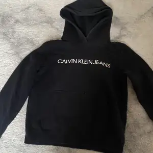 Jag säljer denna Calvin Klein hoodie då den har blivit för liten för mig. Storlek xs. Säljer för 300kr. 