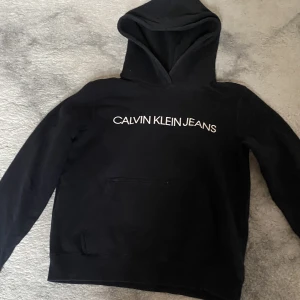 Calvin Klein Hoodie  - Jag säljer denna Calvin Klein hoodie då den har blivit för liten för mig. Storlek xs. Säljer för 300kr. 