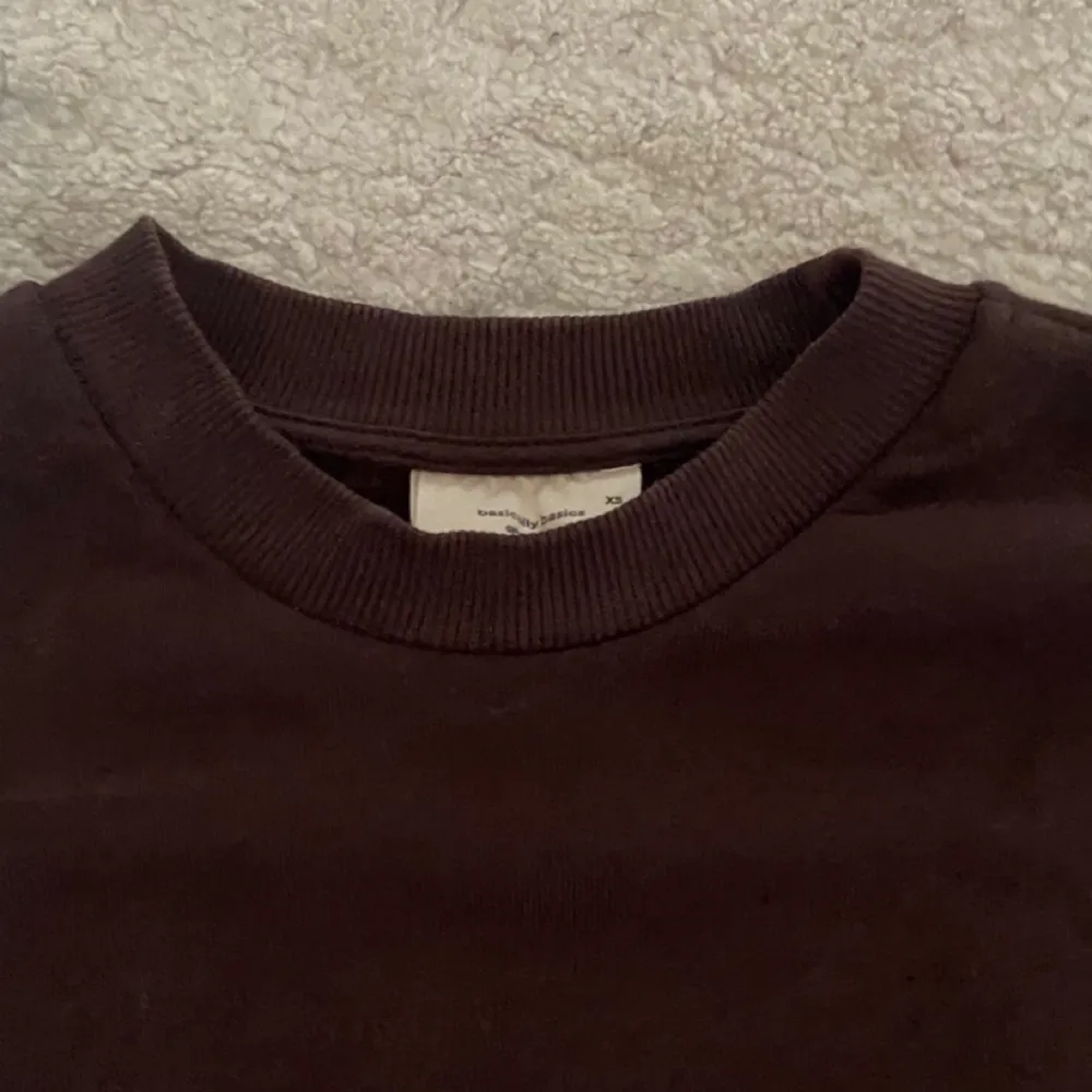 Jag säljer denna bruna sweatshirt från Gina eftersom den är för liten för mig. Den är i storlek xs . Hoodies.