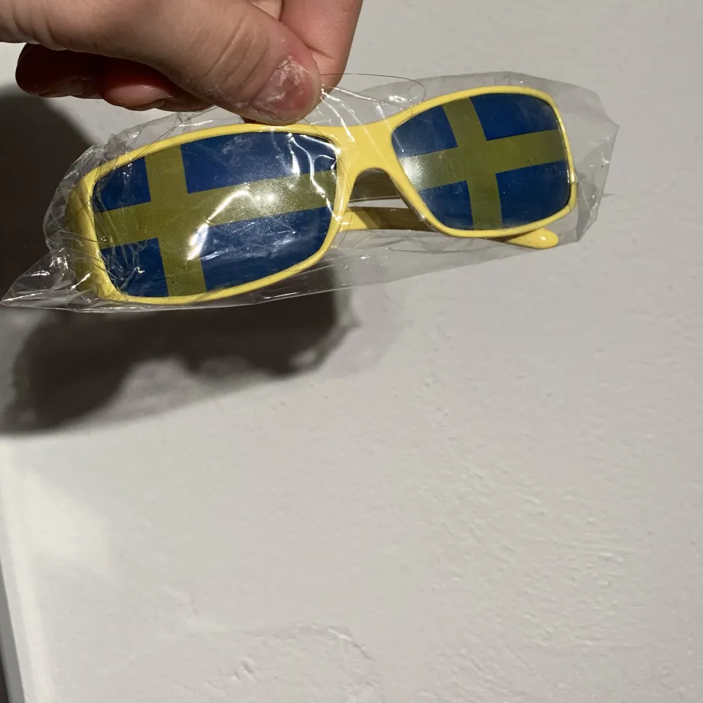 Sverige glasögon med flaggan i glaset. Nya från paketet. Det går och köpa hela paketet med 10 styckna i. 1 för 50kr 10 för 500kr. Övrigt.
