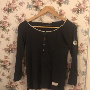 Odd Molly tröja - Mörkgrå odd Molly tröja med kompass och rosett på vänstra armen 🎀📦