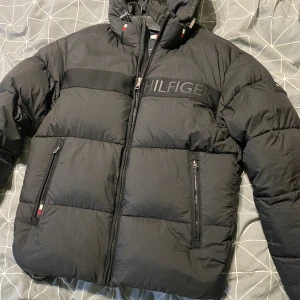 Tommy hilfiger jacka  - Köpt för 2699kr  Storlek S passar även M  Helt ny skriv gärna om ni vill ha flera bilder priset kan diskuteras vid snabb affär.