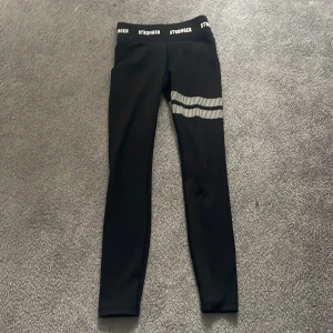 Stronger Tights - Säljer ett par super fina stronger tights i bra skick!Jag säljer dom pga att jag inte har använt dom så mycket! Använt ett fåtal gånger, priset kan diskuteras