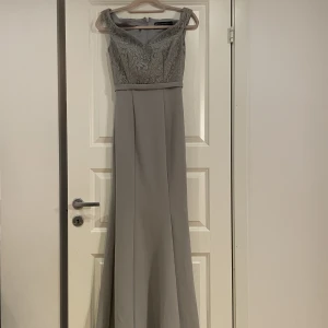Klänning - Grå klänning med spets