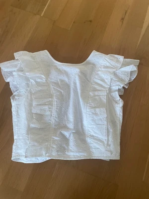 Linne - Säljer denna skit snygga topp ifrån na-kd i storlek XS men passar även som  S! Använd ca 2 gånger och är som helt ny! 
