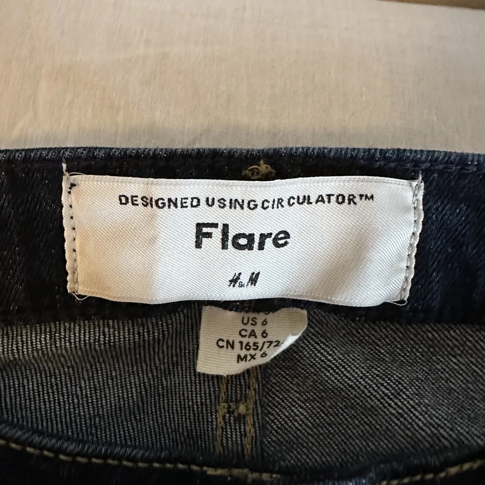 Säljer dessa helt oanvända lågmidjade bootcut jeans från Hm då de är för långa på mig som är 163cm. Köparen står för frakt. Midjemått är 40 rakt över. Innerbensläng är 82cm. Hör av vid funderingar. ❤️‍🔥❤️‍🔥😍. Jeans & Byxor.