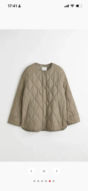 Jacka - Säljer denna jacka från hm, aldrig använd och har prislapp kvar.