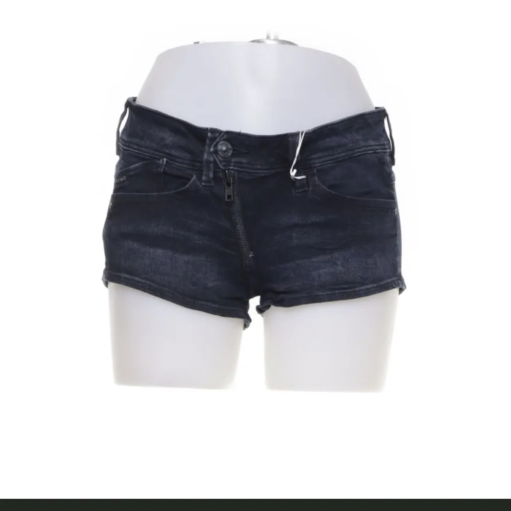 Superfina jeansshorts från g-star. Så fina till sommarn/vår. Välldigt lågmidjade 😻❤️❤️ storlek 25 (xxs-s). Shorts.