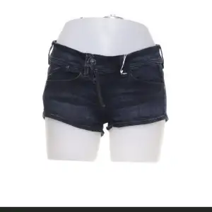 Superfina jeansshorts från g-star. Så fina till sommarn/vår. Välldigt lågmidjade 😻❤️❤️ storlek 25 (xxs-s)