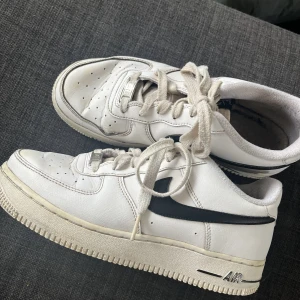 Nike air force 1 - Säljer mina Nike air, använda och därav lite skav här och där men inget stort fel 👟 