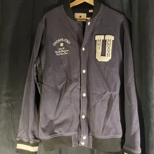 Undefeated Varsity Jacket - jättefina klädesplagg som jag knappt har använt.  I mycket bra skick men den övre knappen har lossnat.  Säljer billigt då jag inte har någon nytta och syfte med den, förhoppningsvis kan den gå till någon som kan ge den ett nytt liv 🤞🤞