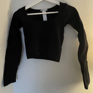 Svart träningstopp - Från zara❤️ den ser liten ut men den är super stretchiga och formar sig efter kroppen