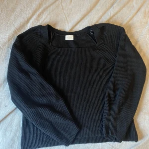 Snygg svart stickad topp  - Snygg fyrkantig urringning . Strl XS men har passat på mig som vanligtvis är strl L/XL