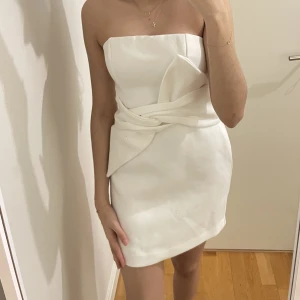 Vit klänning  - Så fin klänning som man kan ha på studenten!! Som ny! Från bikbok 