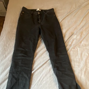Jeans HM slits - Svarta slits på sidan. Strl 44. Fåtal g använda 