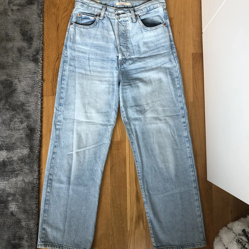 Levi’s Ribcage Ankle jeans i stl 29x27. Mycket sparsamt använda! . Jeans & Byxor.