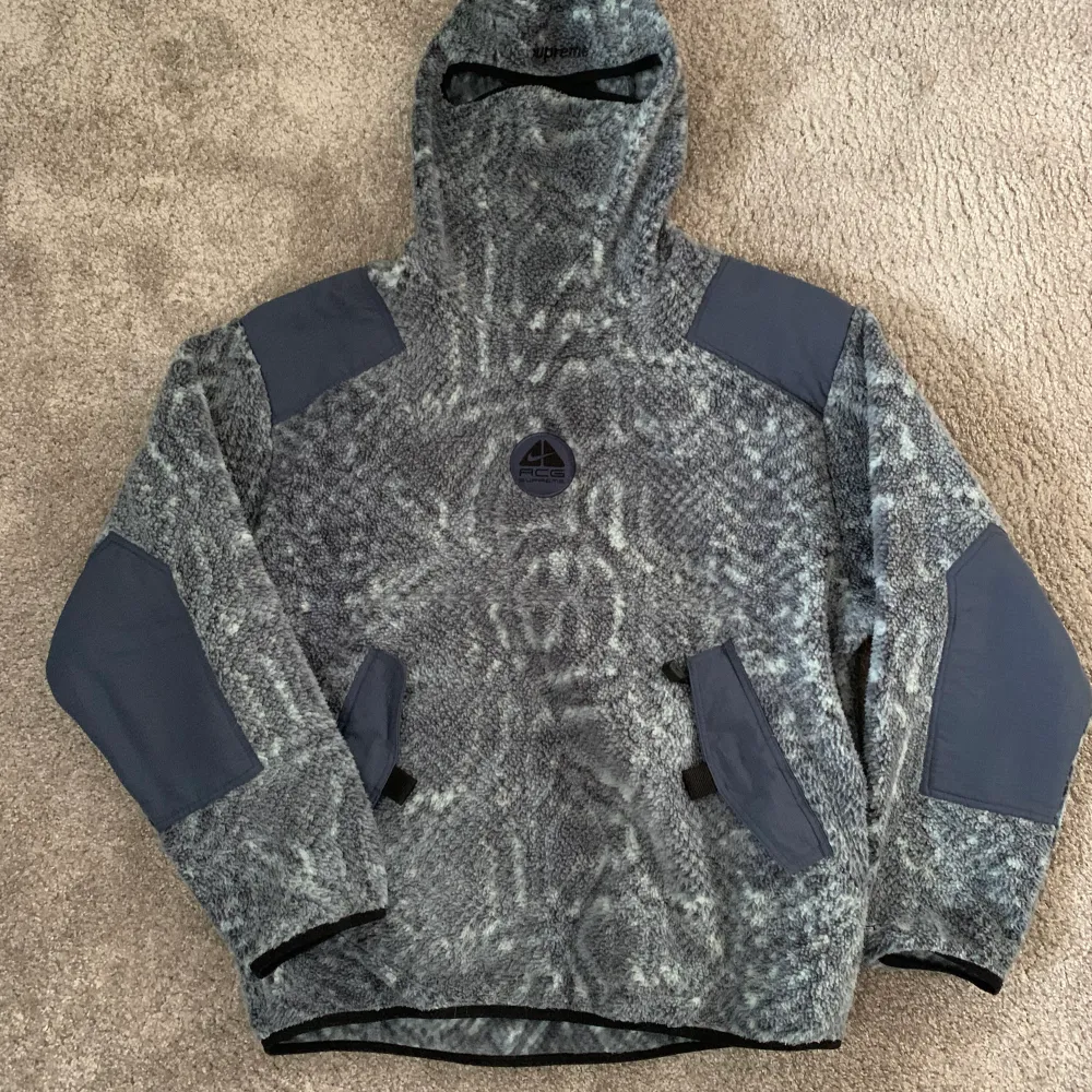 Tjena! Säljer nu min superfeta supreme x Nike ACG ninja fleece. Köpte den på supreme i London i höstas, använd 4 gånger sedan dess. Storlek medium. 2500kr. Hoodies.