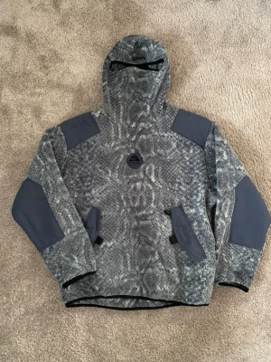 Supreme x Nike ACG Hoodie - Tjena! Säljer nu min superfeta supreme x Nike ACG ninja fleece. Köpte den på supreme i London i höstas, använd 4 gånger sedan dess. Storlek medium. 2500kr