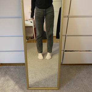 Svarta jeans - Svarta jeans ifrån Monki, storlek 24 och passar mig som är 168 🖤